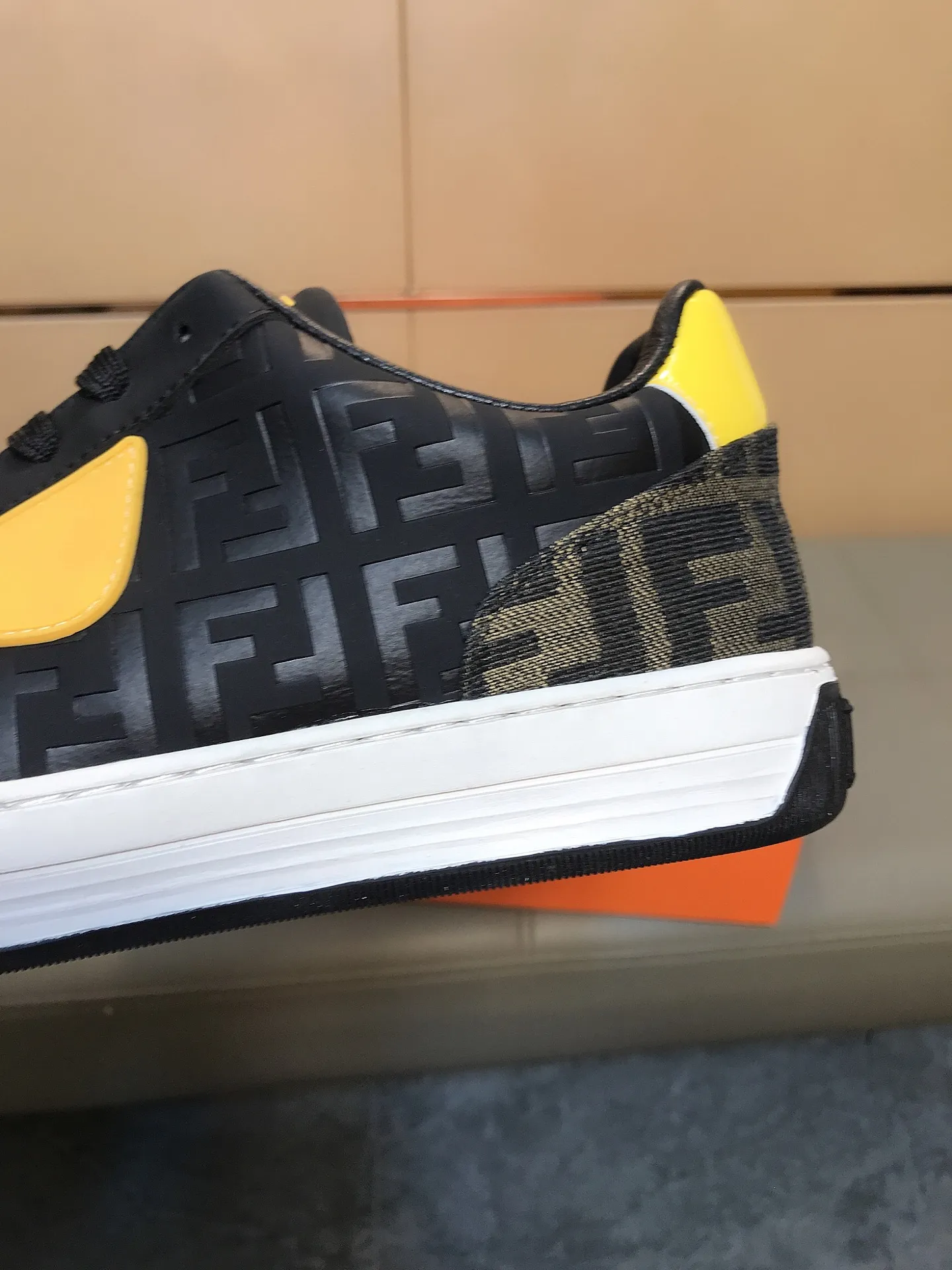 Ex-factory price 400 👟👟💎Fendi [Fendi] men's new high-top casual shoes are on the market 🔥The shoe body is made of brand-specific embossed leather, sheepskin lining, breathable and does not cover the feet! Fashionable casual shoes 🙈Non-slip and wear-resistant outsole👣 Standard size 38-44